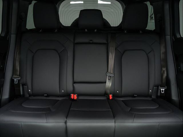 New 2026 Land Rover Defender 110 X-Dynamic SE AWD/4WD image 17