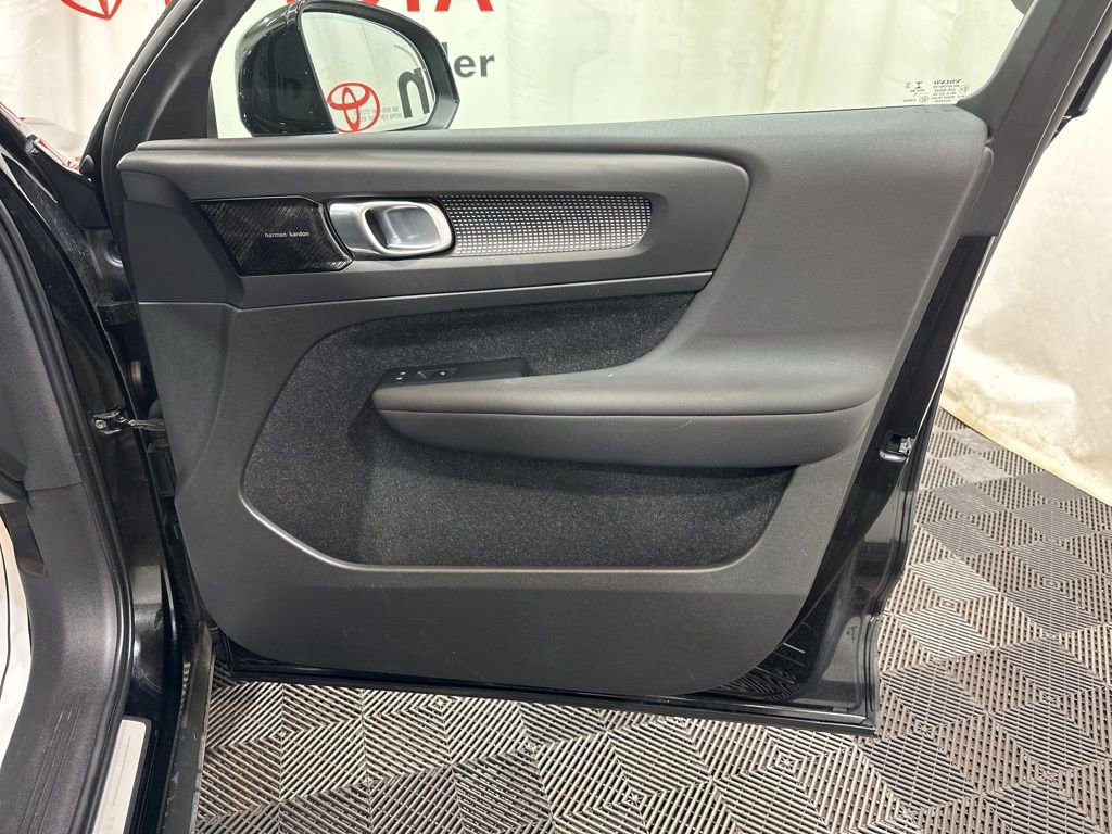 Used 2021 Volvo XC40 P8 Recharge image 11