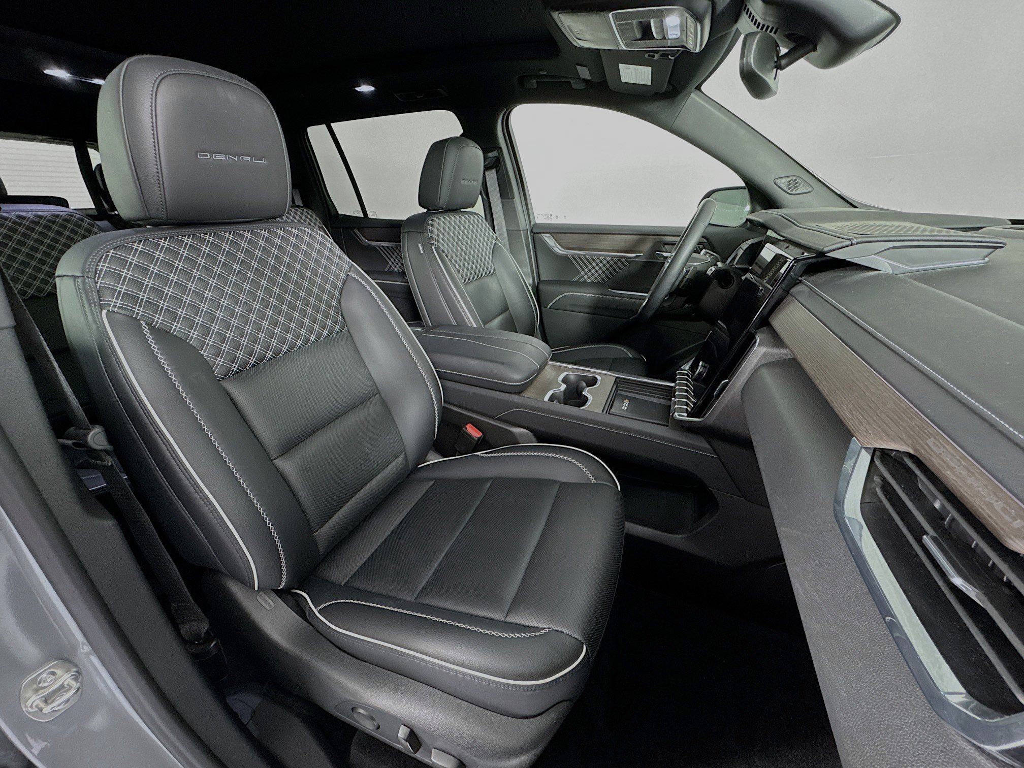 Used 2024 GMC Acadia Denali image 31