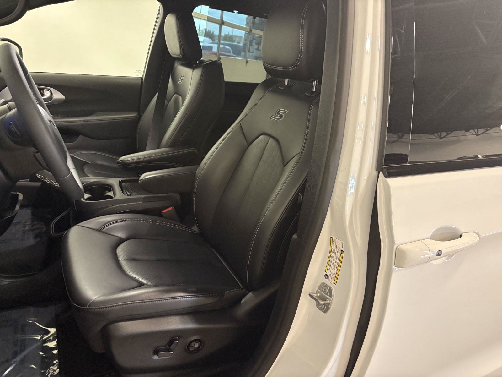 Used 2023 Chrysler Pacifica Touring-L w/ S Appearance Package FWD image 12