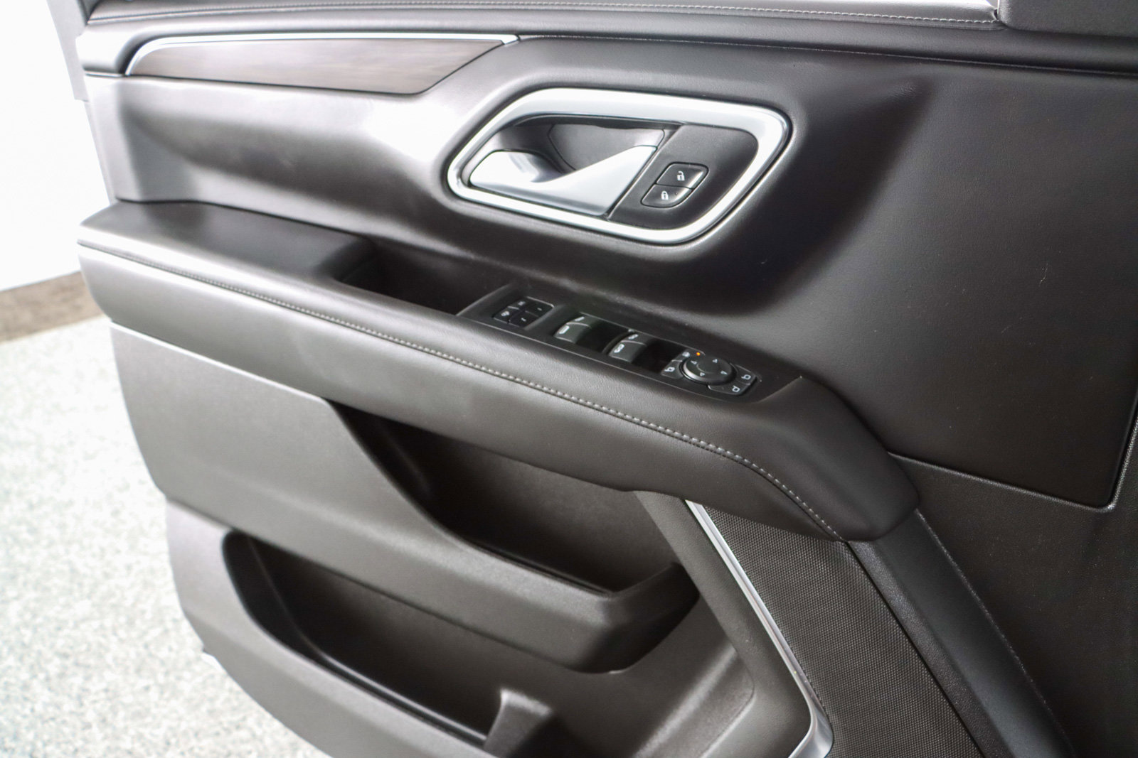 Used 2022 Chevrolet Tahoe Z71 w/ Luxury Package AWD/4WD image 25