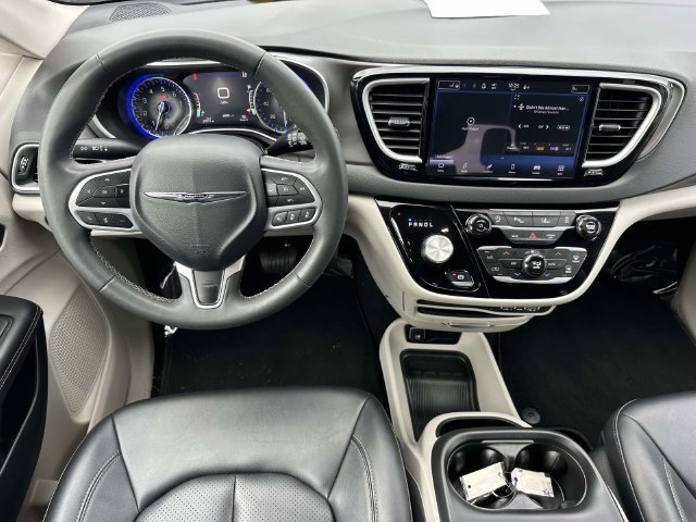 Used 2024 Chrysler Pacifica Touring-L FWD image 17