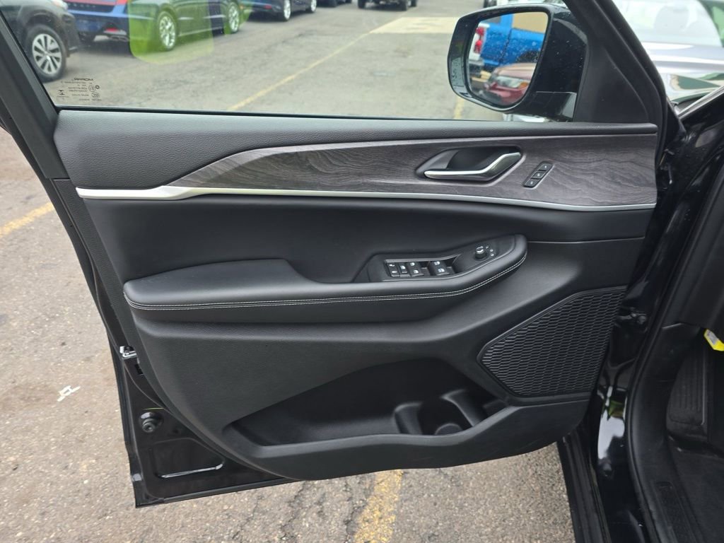 Used 2023 Jeep Grand Cherokee Limited image 10