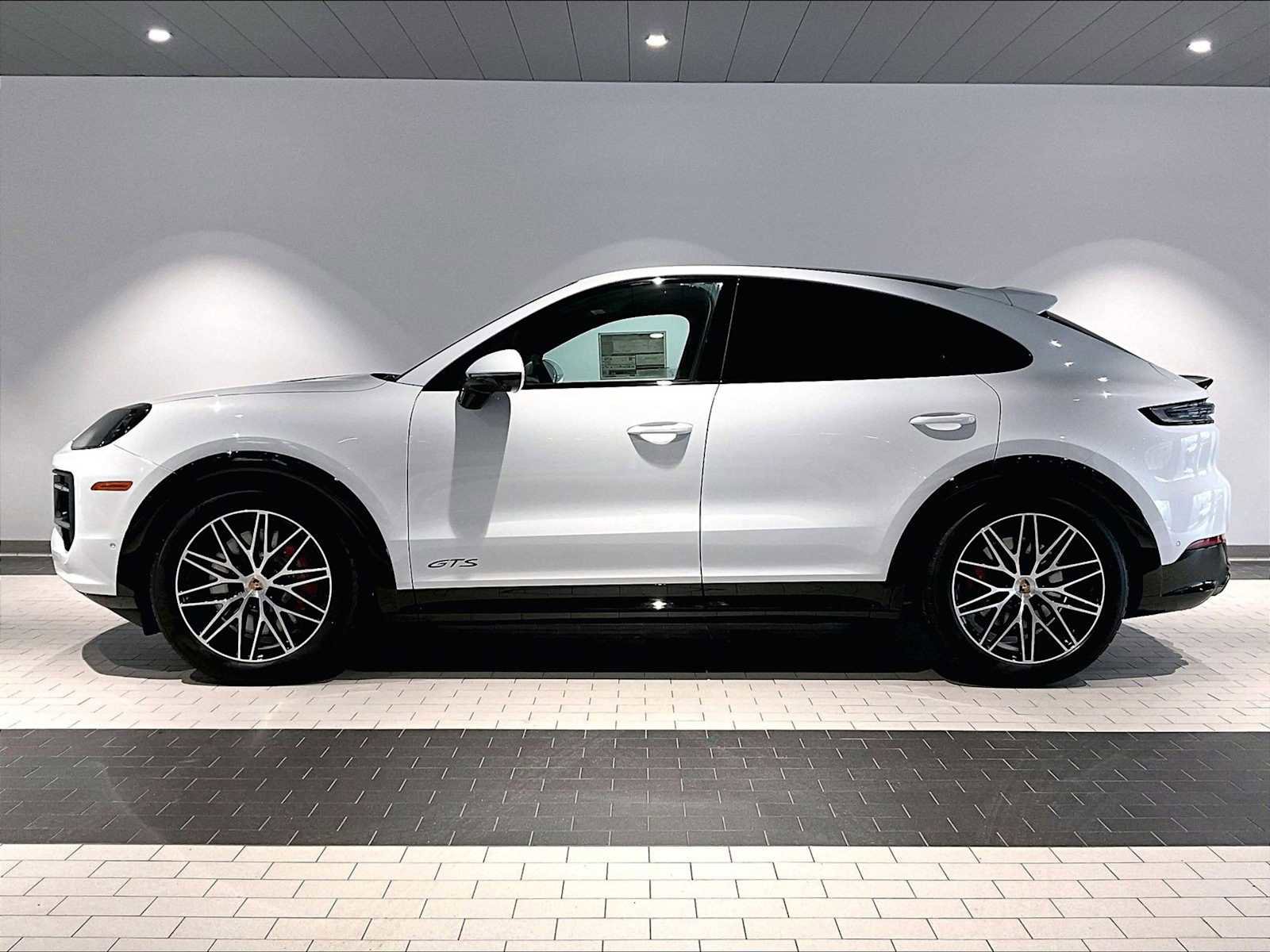 New 2026 Porsche Cayenne GTS image 2