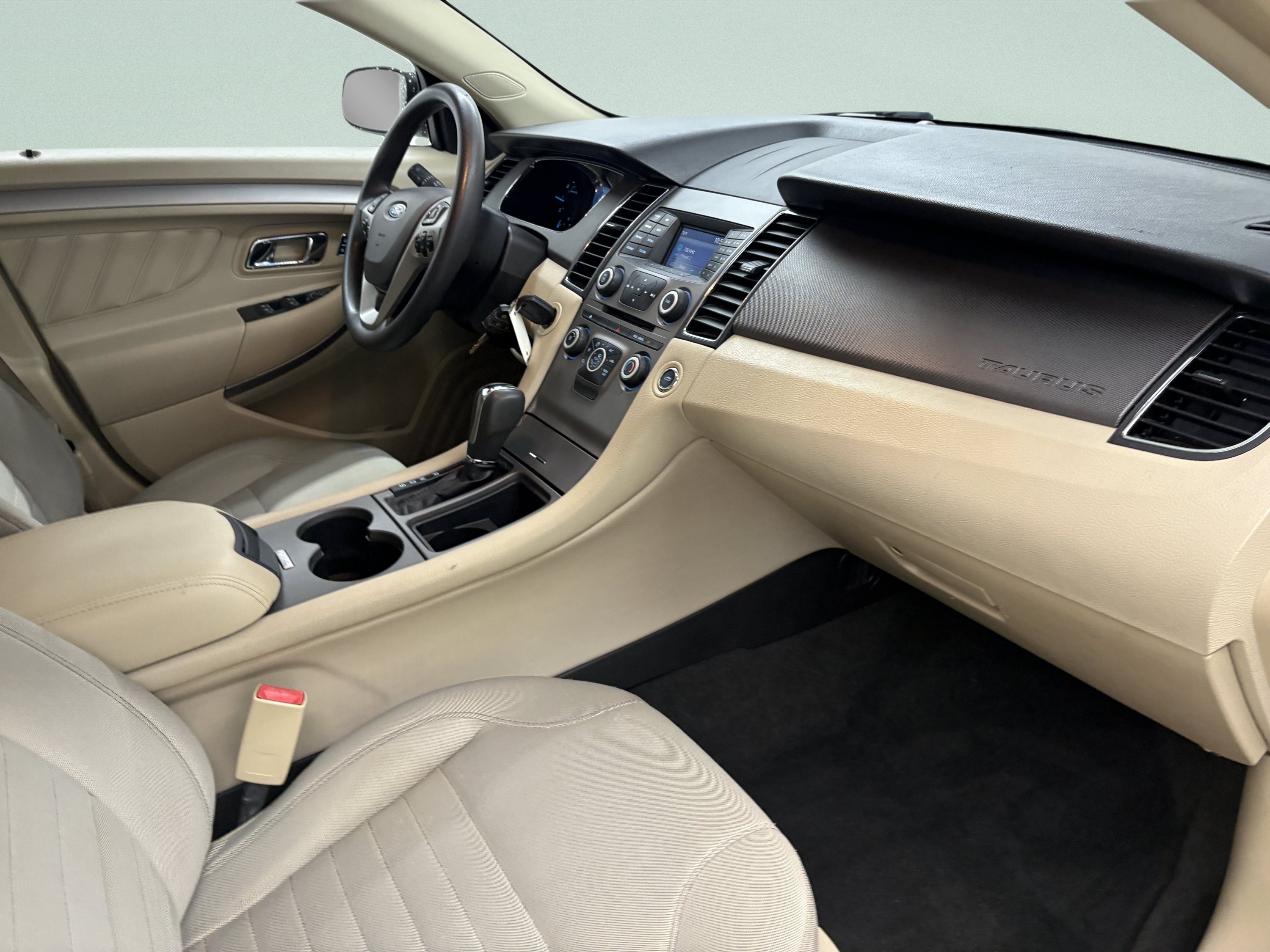 Used 2015 Ford Taurus SE FWD image 19