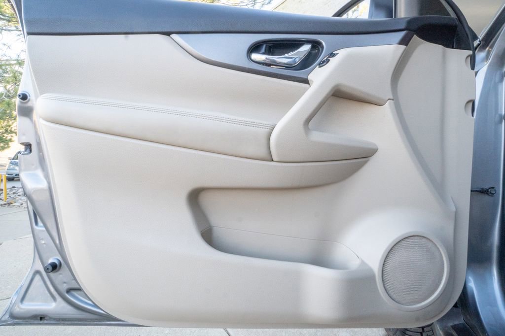 Used 2016 Nissan Rogue SV AWD/4WD image 7