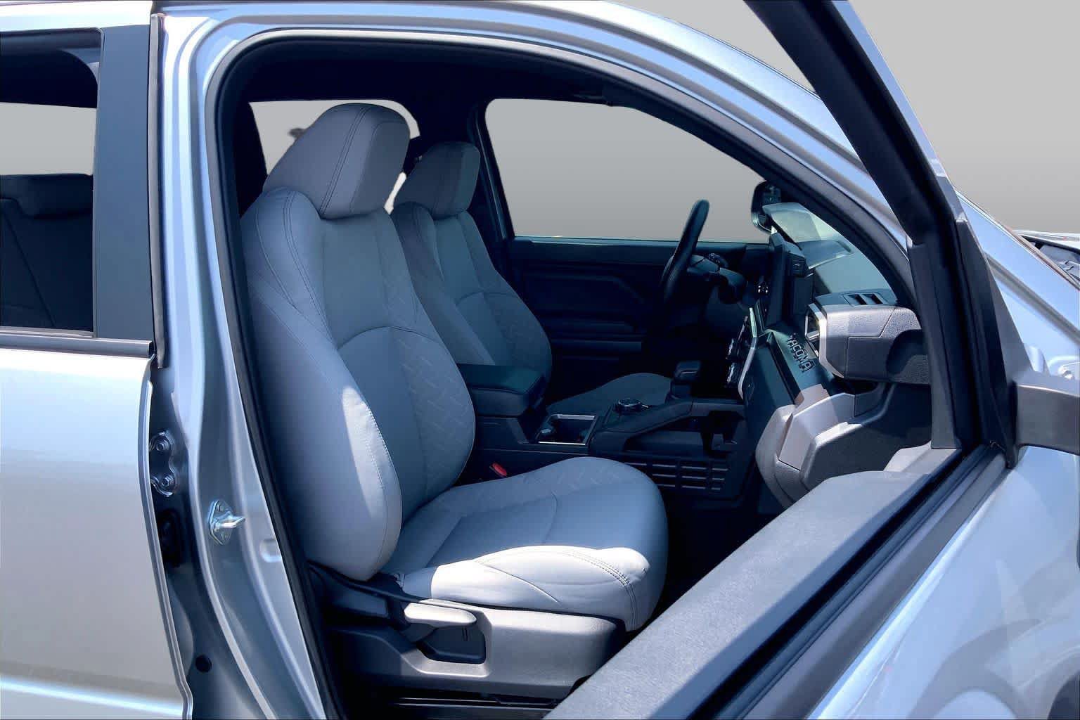 Used 2025 Toyota Tacoma SR5 AWD/4WD image 9