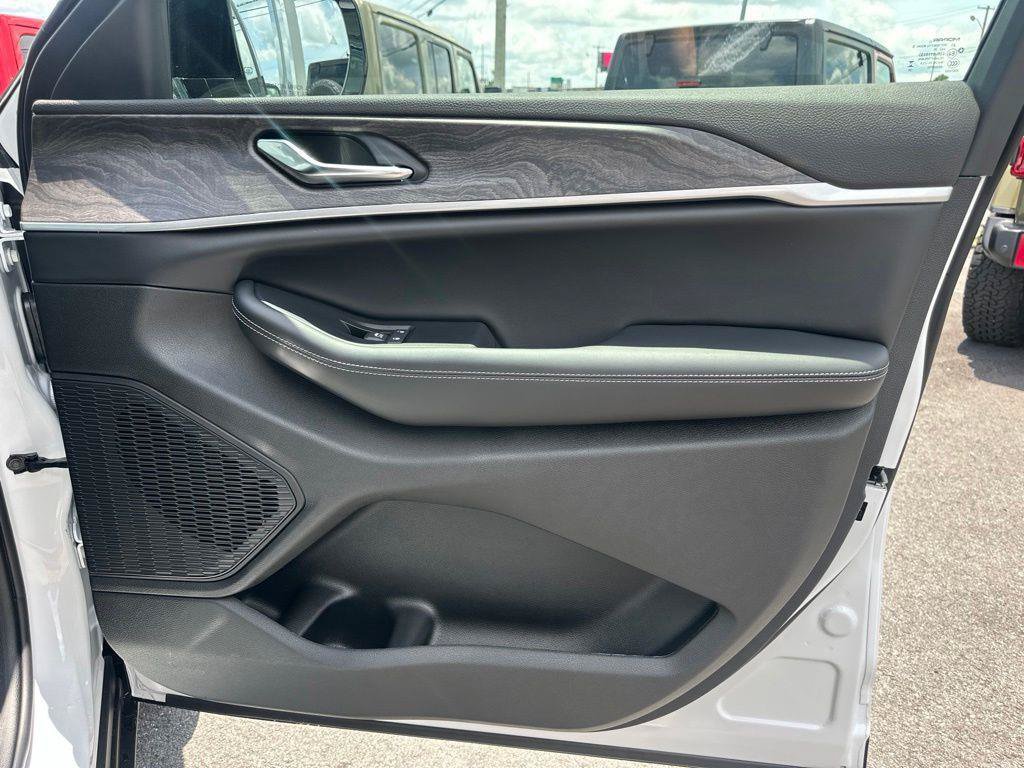 New 2026 Jeep Grand Cherokee Limited w/ Limited Altitude Package RWD image 20