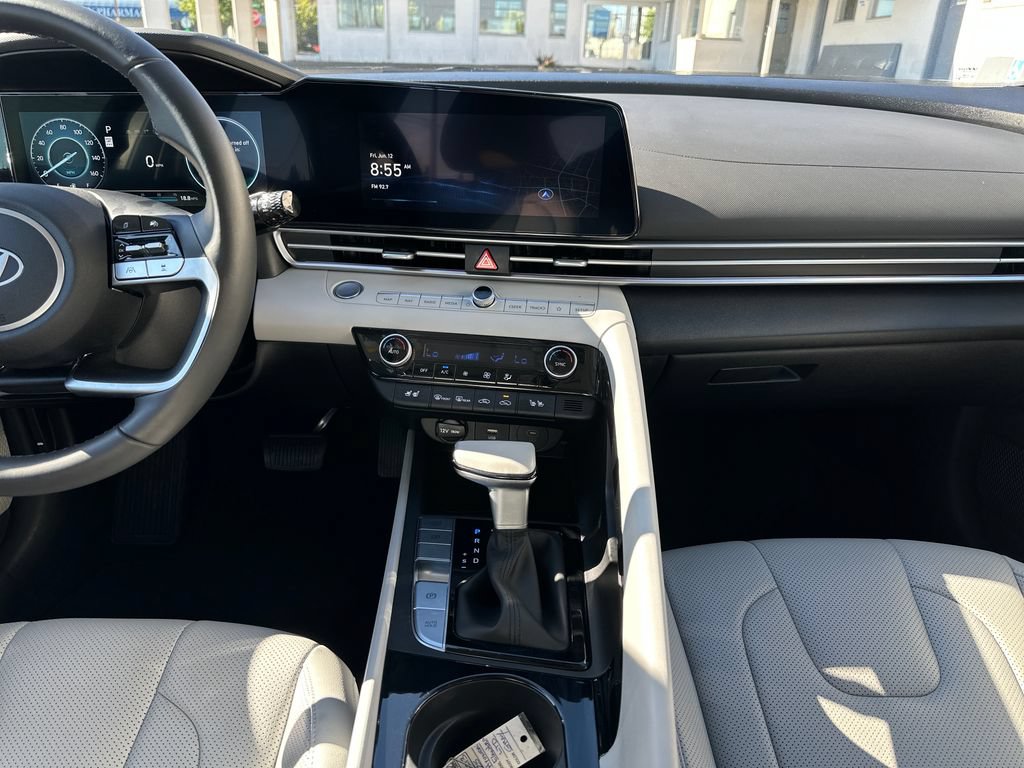 Certified 2025 Hyundai Elantra Limited FWD image 16