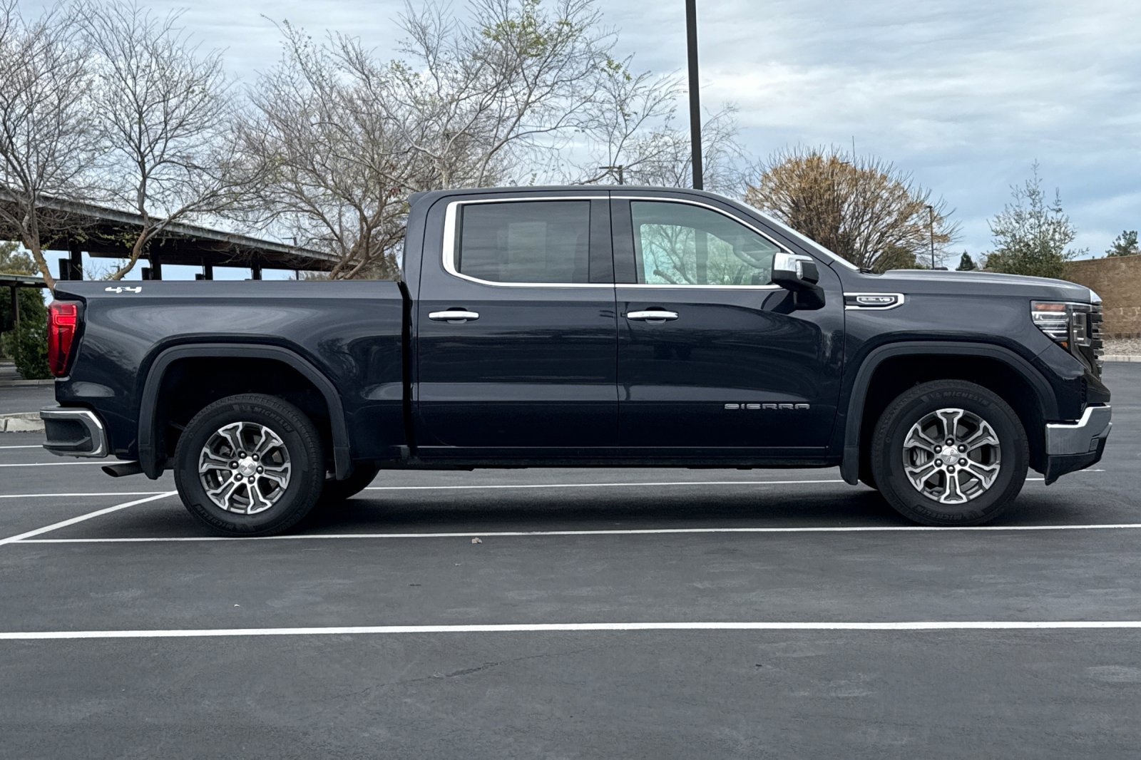 Used 2025 GMC Sierra 1500 SLT image 3