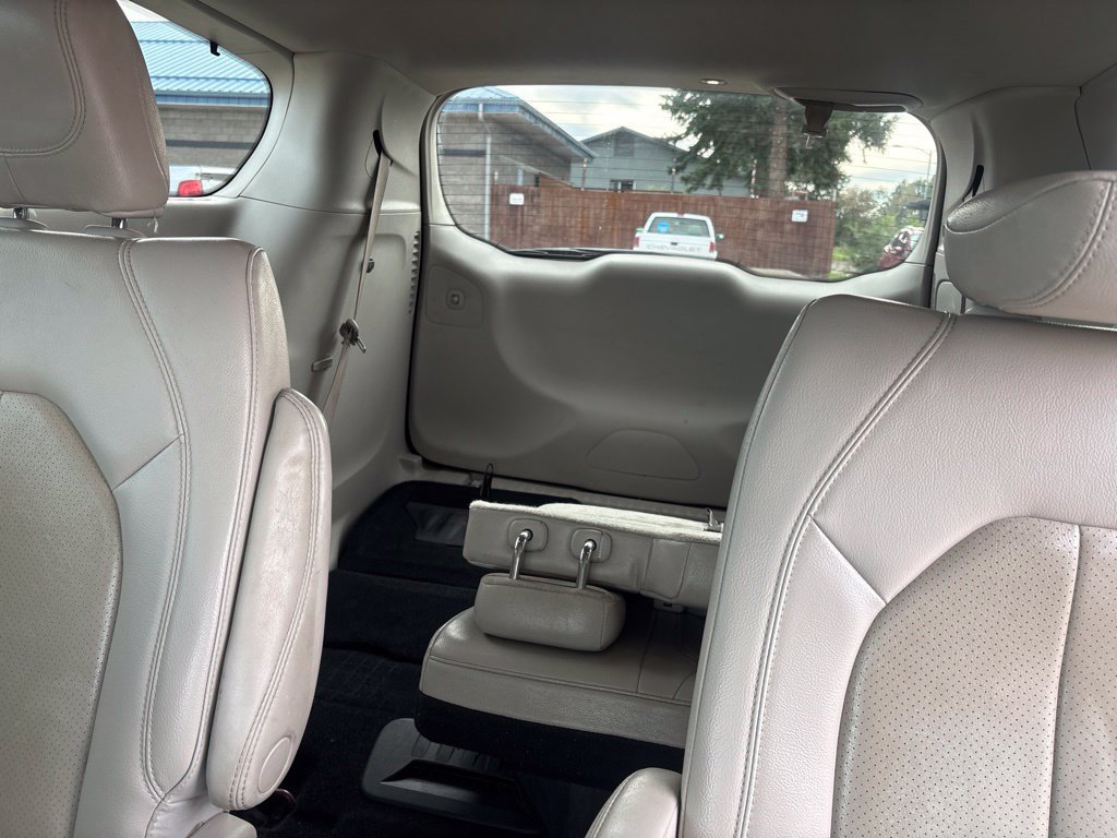 Used 2021 Chrysler Pacifica Touring-L FWD image 11