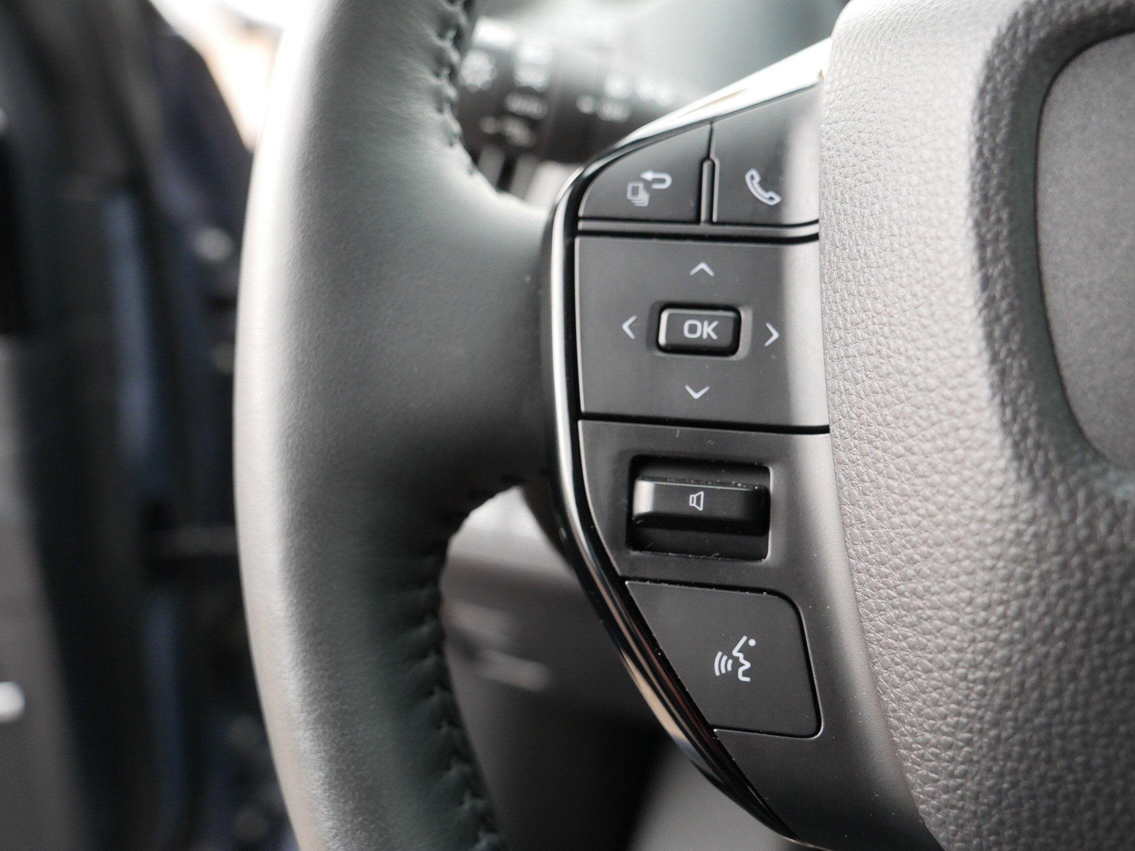 Used 2024 Subaru Solterra Limited image 28