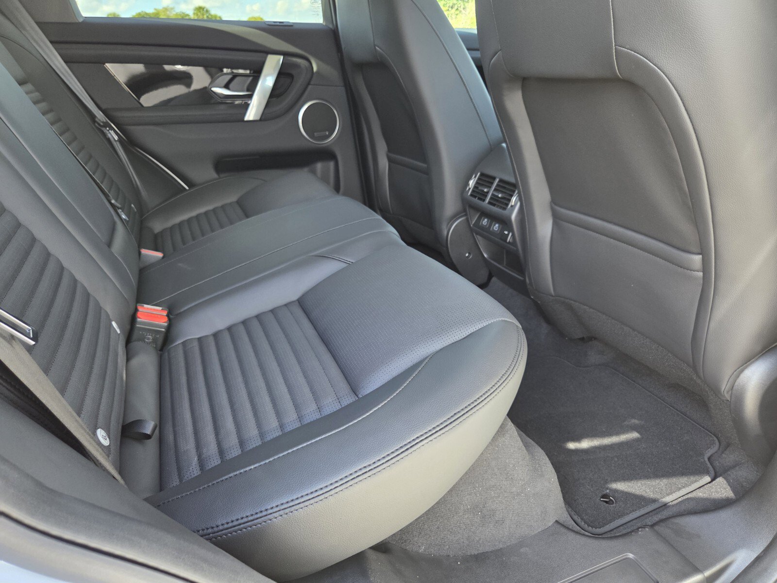 New 2025 Land Rover Discovery Sport S image 6