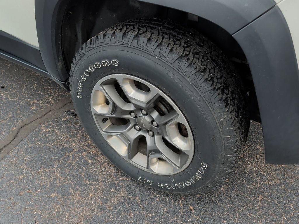 Used 2019 Jeep Cherokee Trailhawk w/ Cold Weather Group AWD/4WD image 10