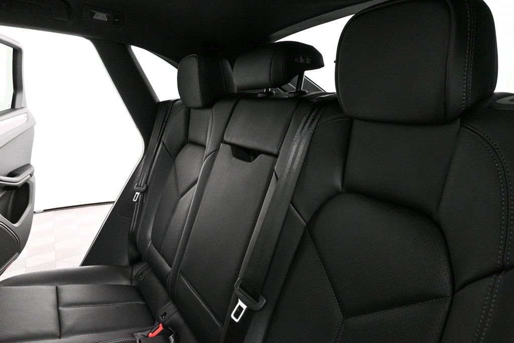 Certified 2026 Porsche Macan AWD/4WD image 23