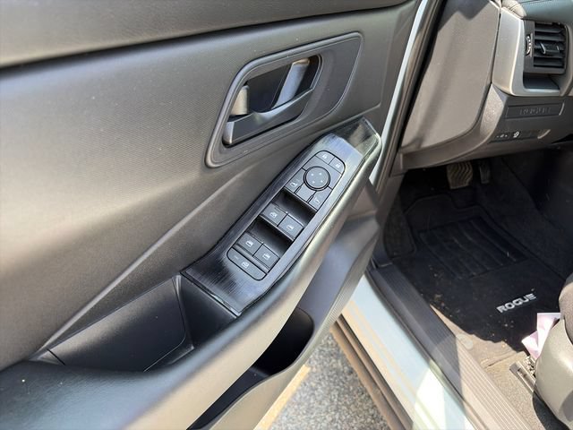 Used 2024 Nissan Rogue S AWD/4WD image 17