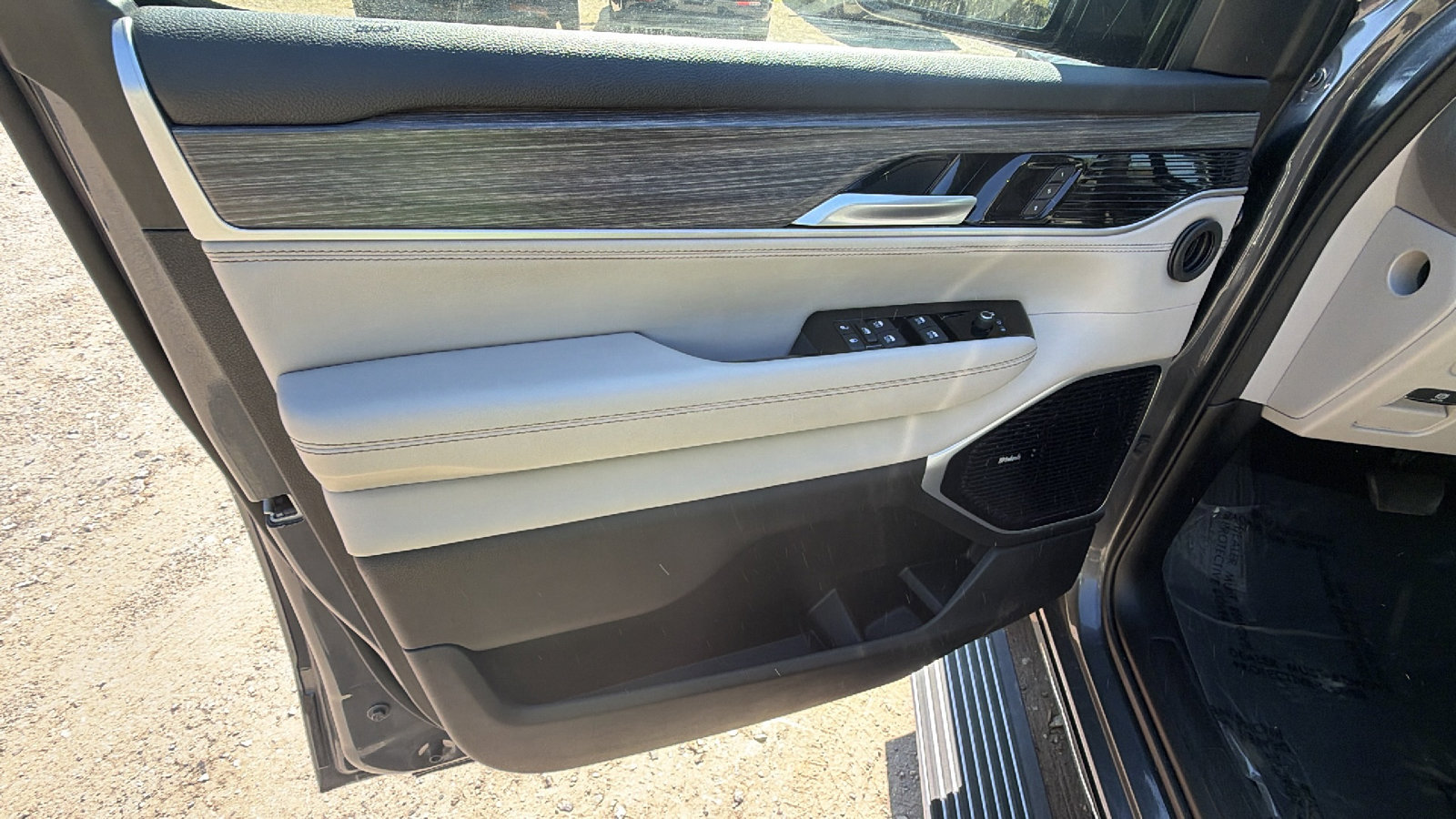 Used 2024 Jeep Wagoneer L Series III w/ Premium Group I image 14