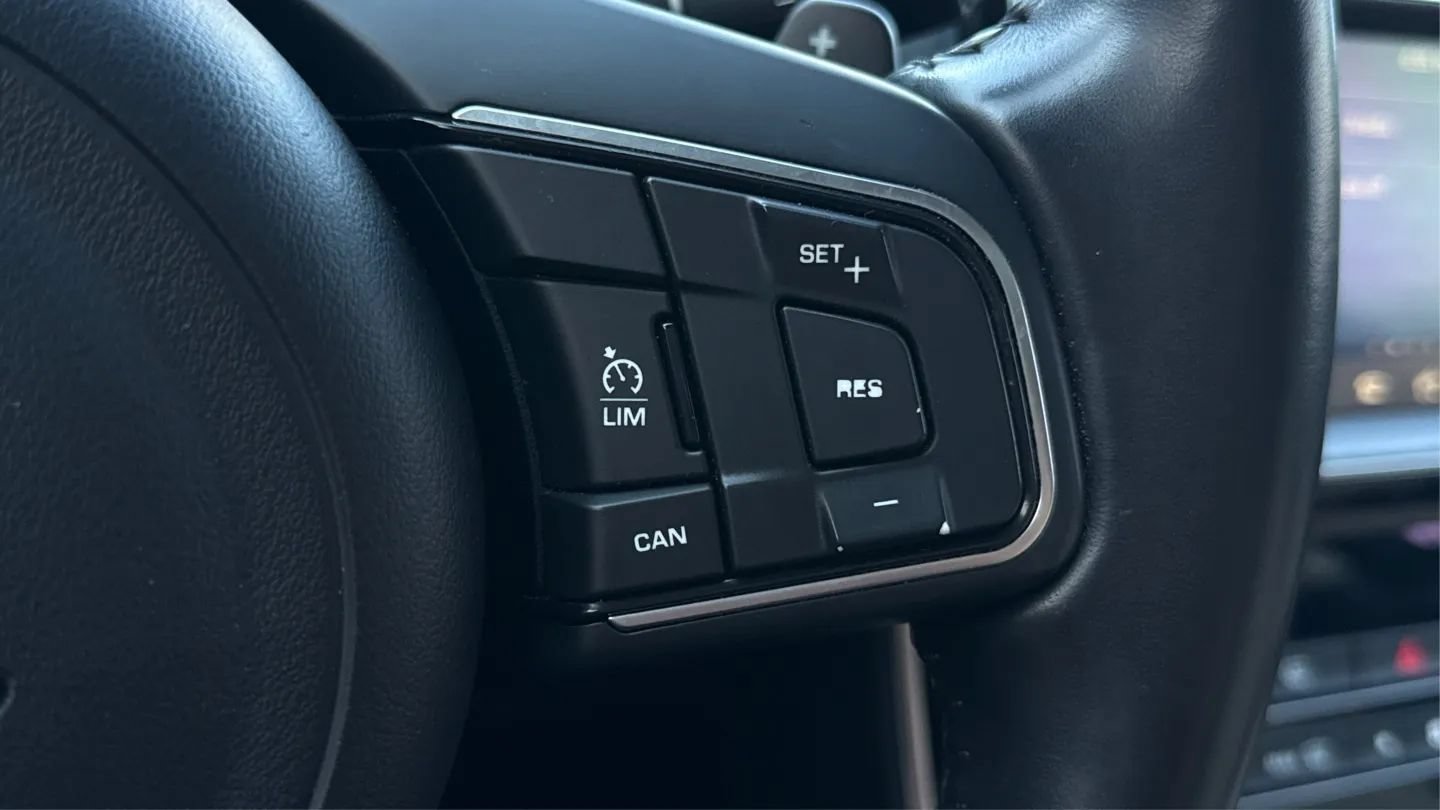 Used 2019 Jaguar XE Premium RWD image 28