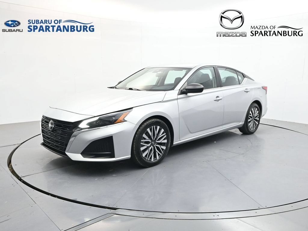 Used 2024 Nissan Altima 2.5 SV FWD image 1