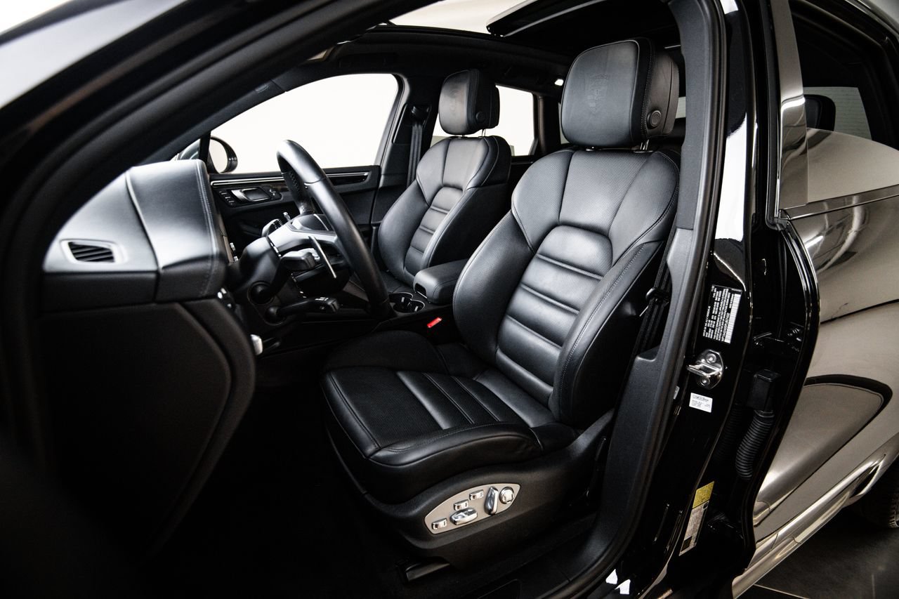Certified 2023 Porsche Macan Turbo AWD/4WD image 5