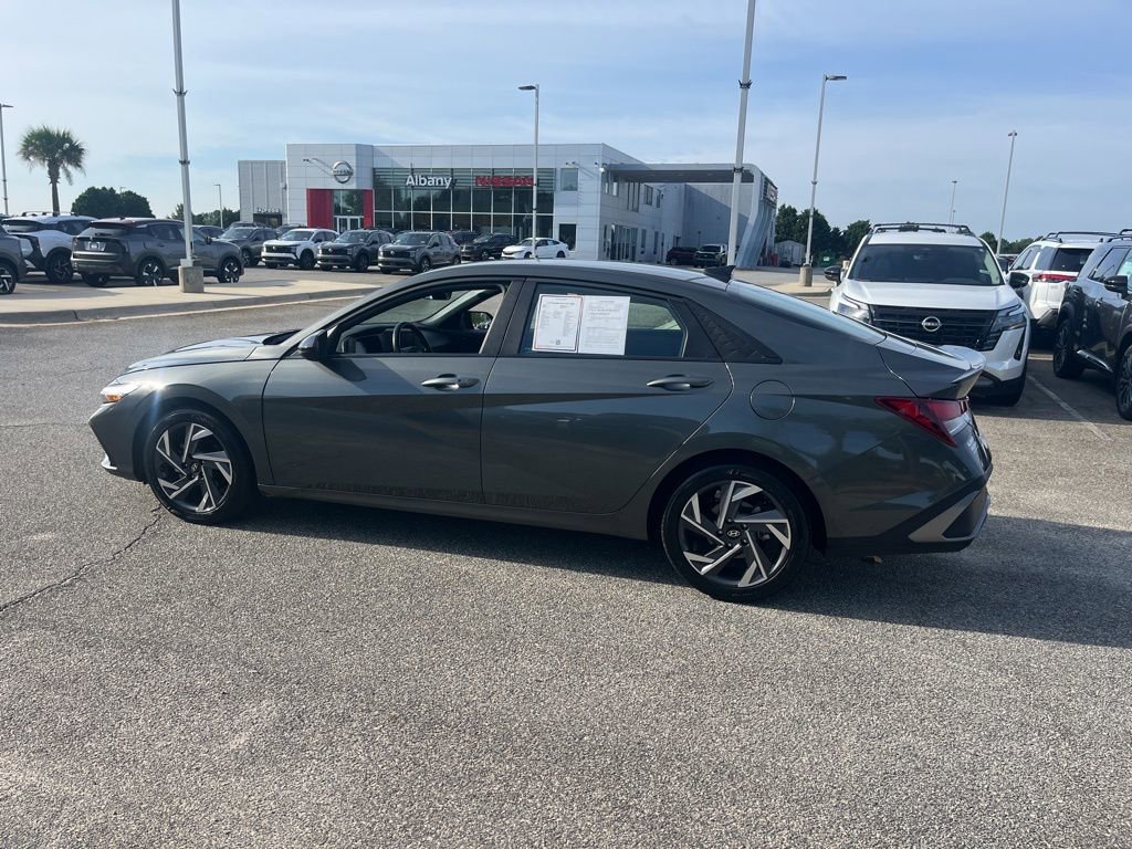Used 2025 Hyundai Elantra Sport FWD image 4