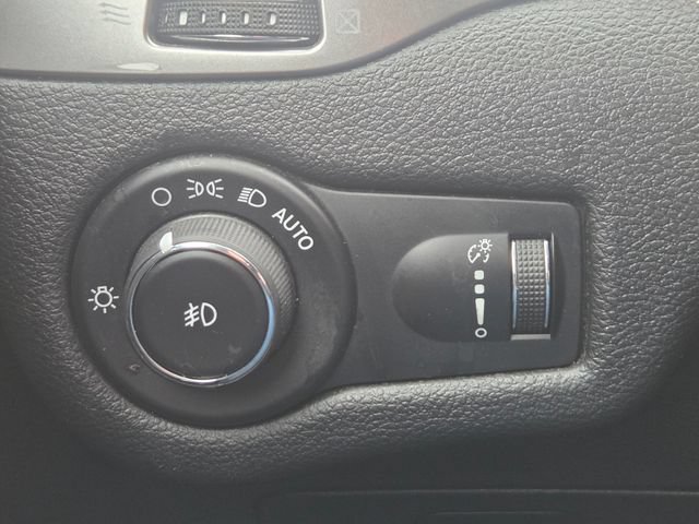 Used 2019 Jeep Cherokee Latitude w/ Cold Weather Group AWD/4WD image 27