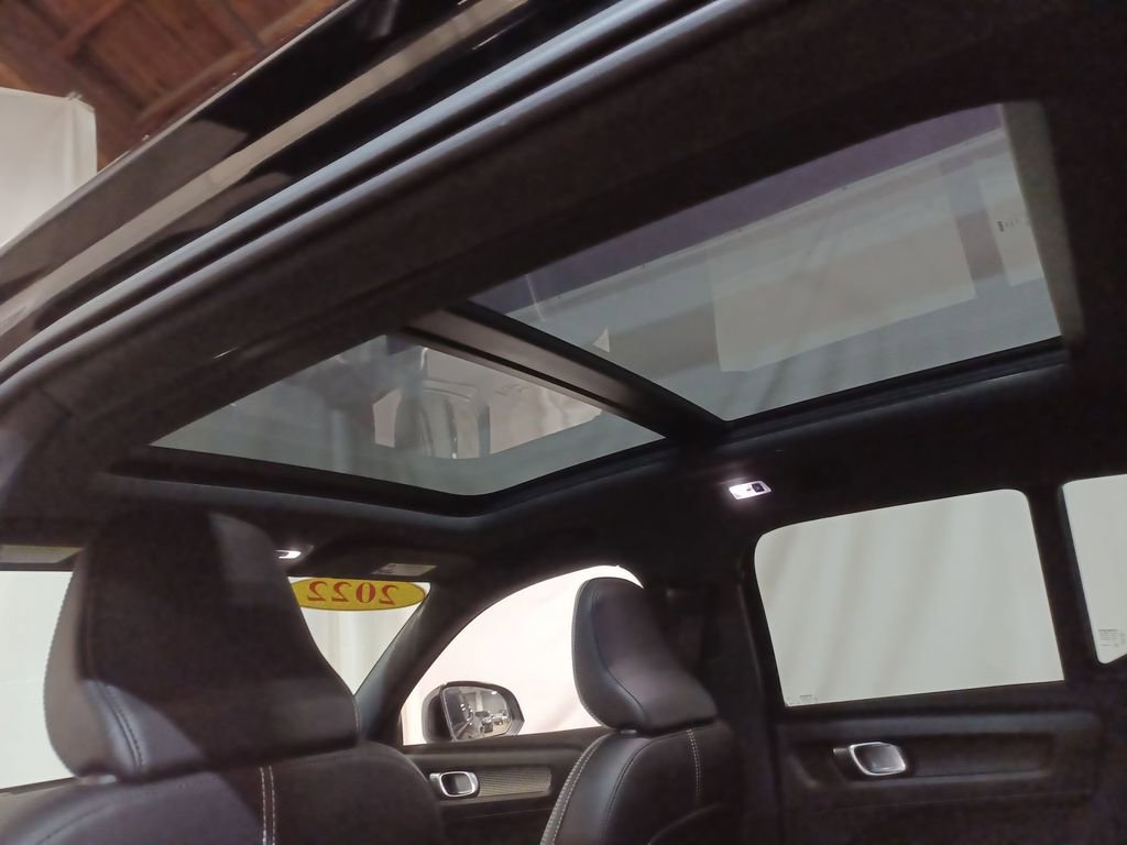 Used 2022 Volvo XC40 T5 R-Design image 16