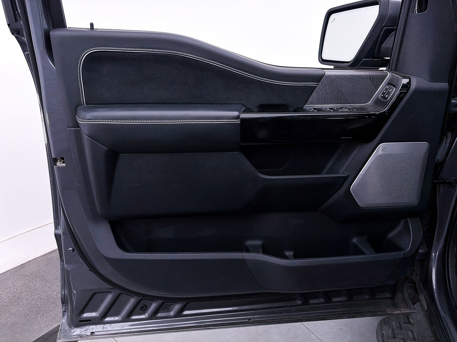 Used 2023 Ford F150 Lightning Platinum AWD/4WD image 19