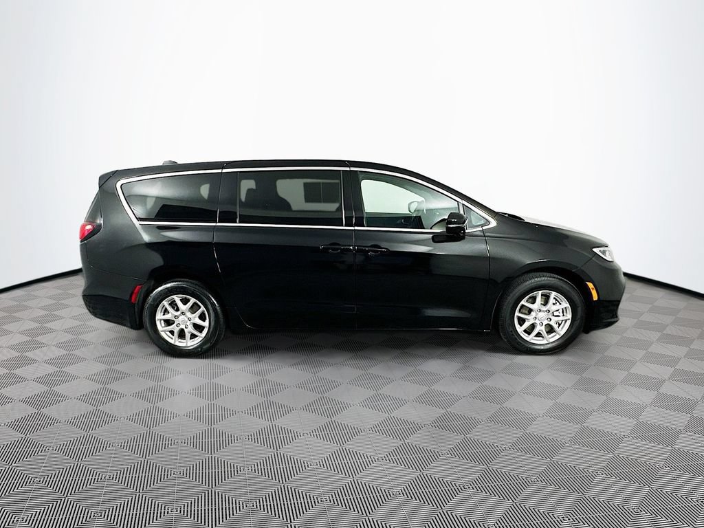Used 2025 Chrysler Pacifica Select FWD image 11