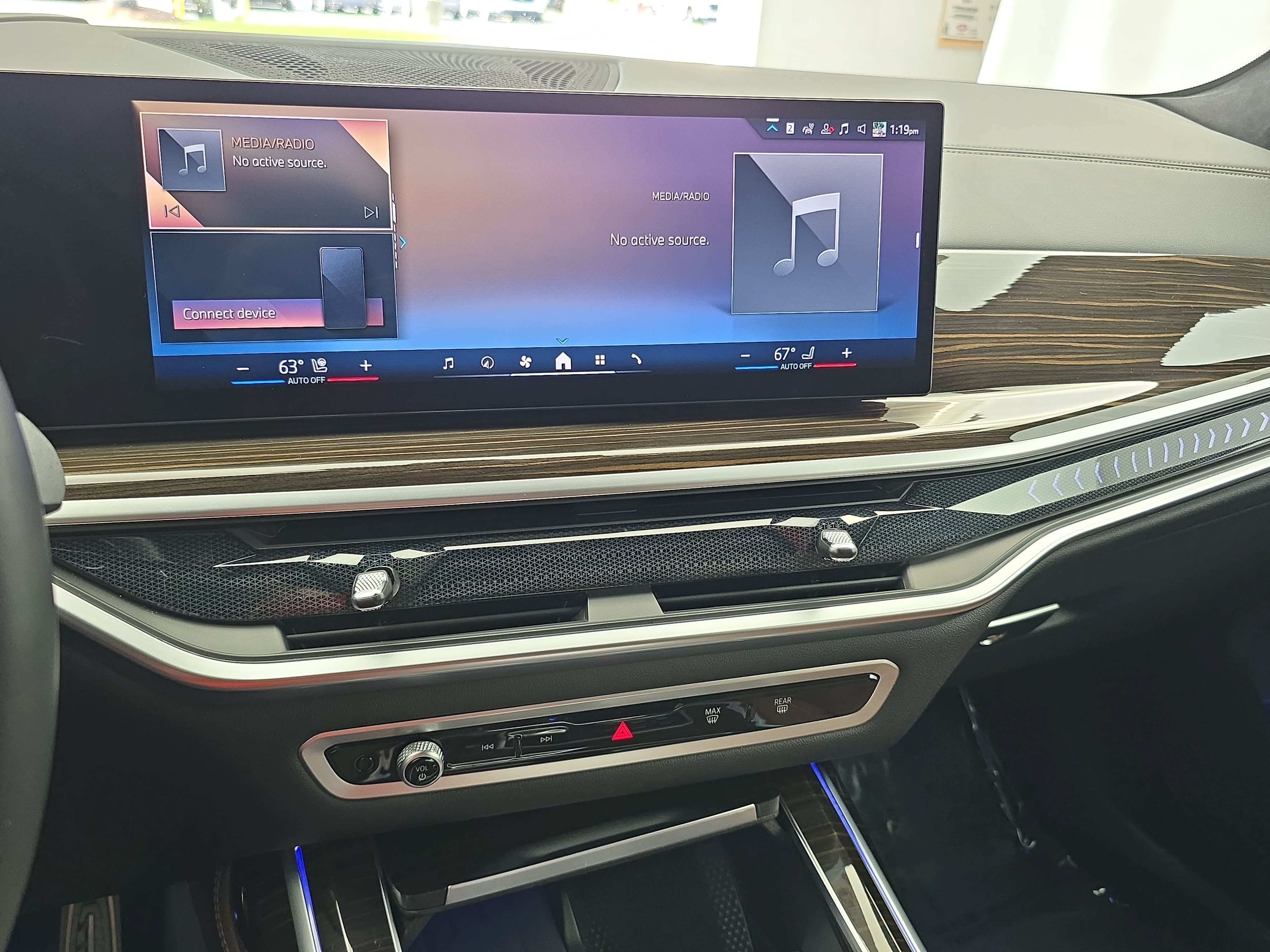 Used 2024 BMW X7 xDrive40i w/ M Sport Package AWD/4WD image 21