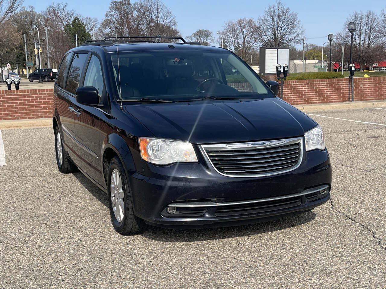 Used 2011 Chrysler Town & Country Touring-L w/ Entertainment Group #2 FWD image 3