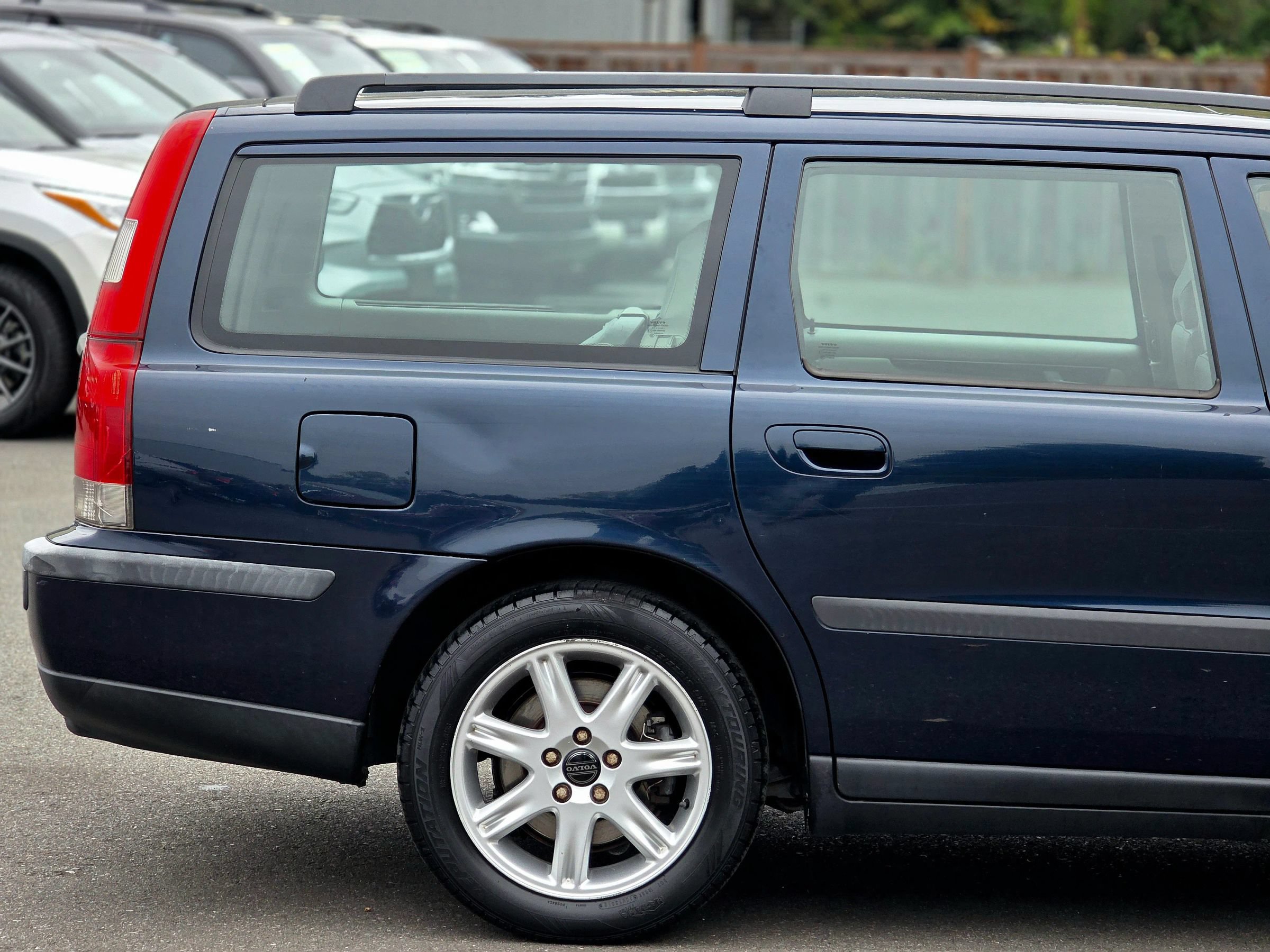 Used 2004 Volvo V70 2.5T FWD image 11