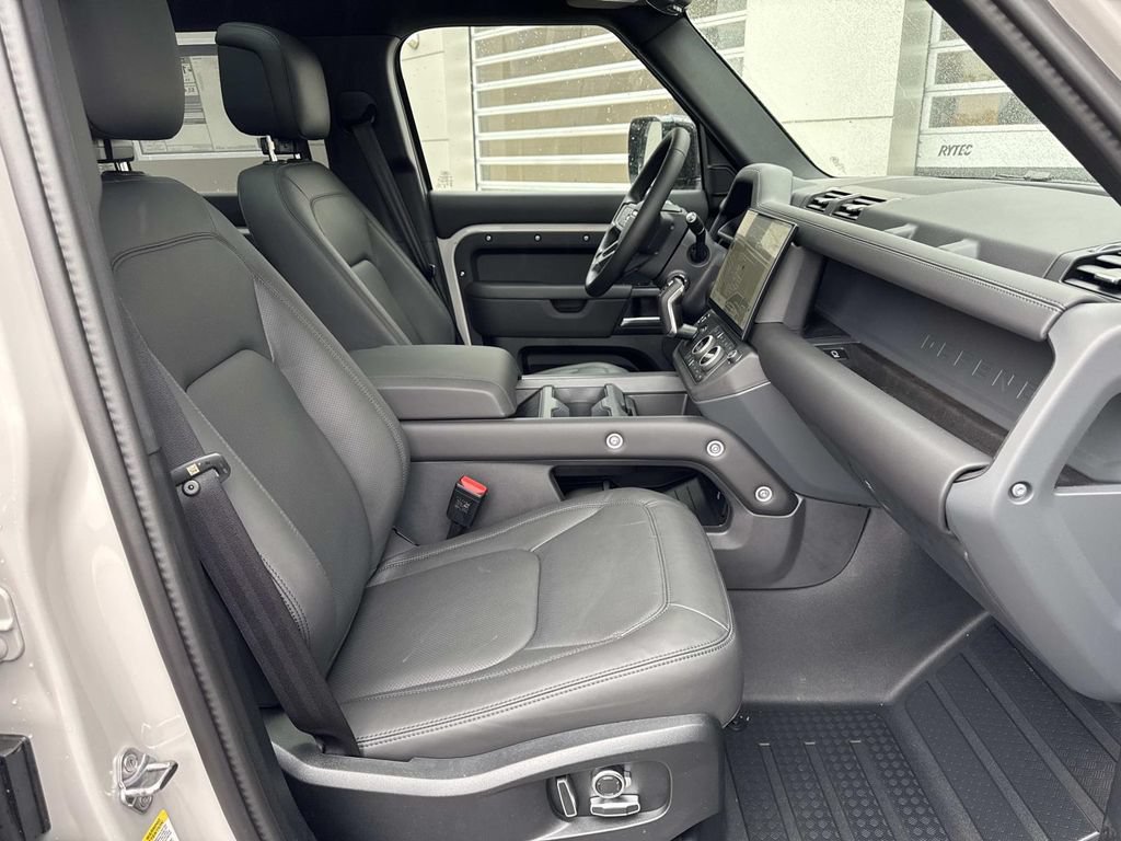 New 2026 Land Rover Defender 130 X-Dynamic SE AWD/4WD image 9