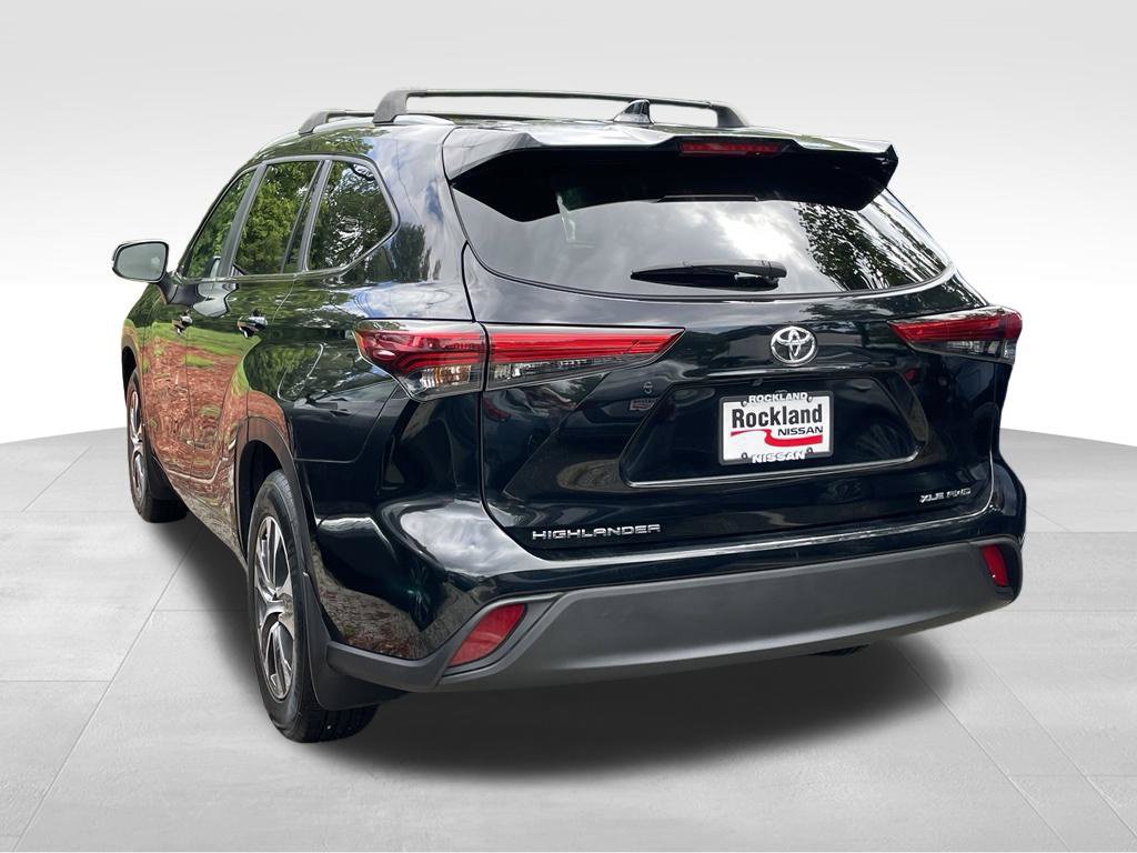 Used 2023 Toyota Highlander XLE AWD/4WD image 4
