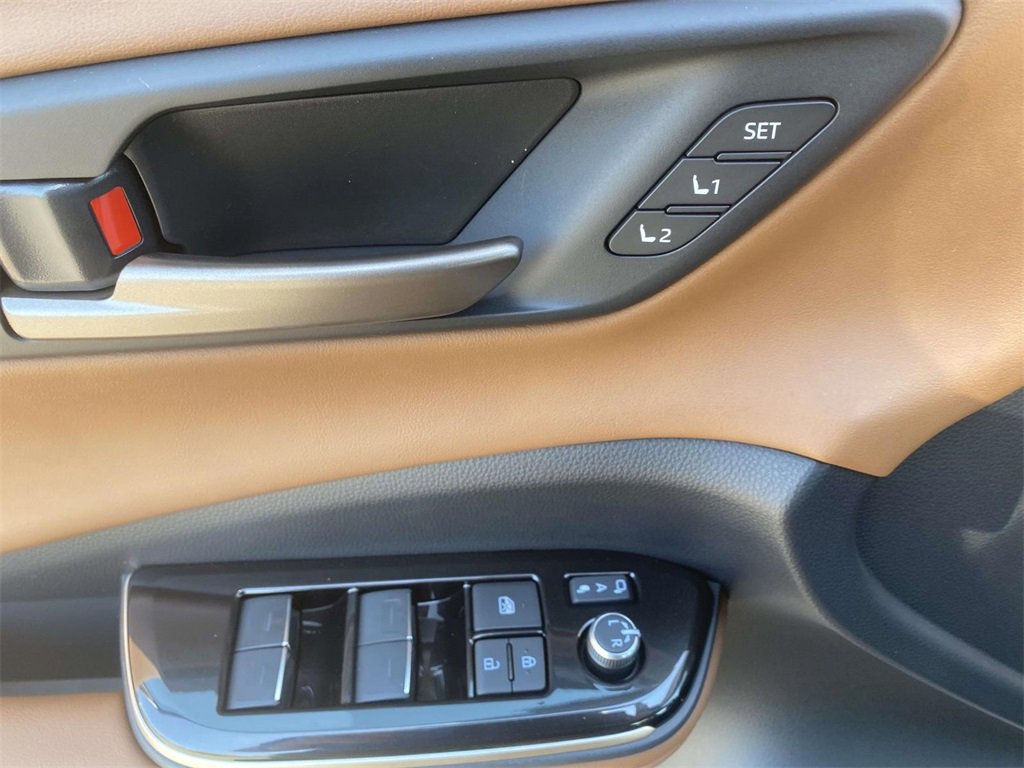 New 2025 Toyota Crown Signia image 18