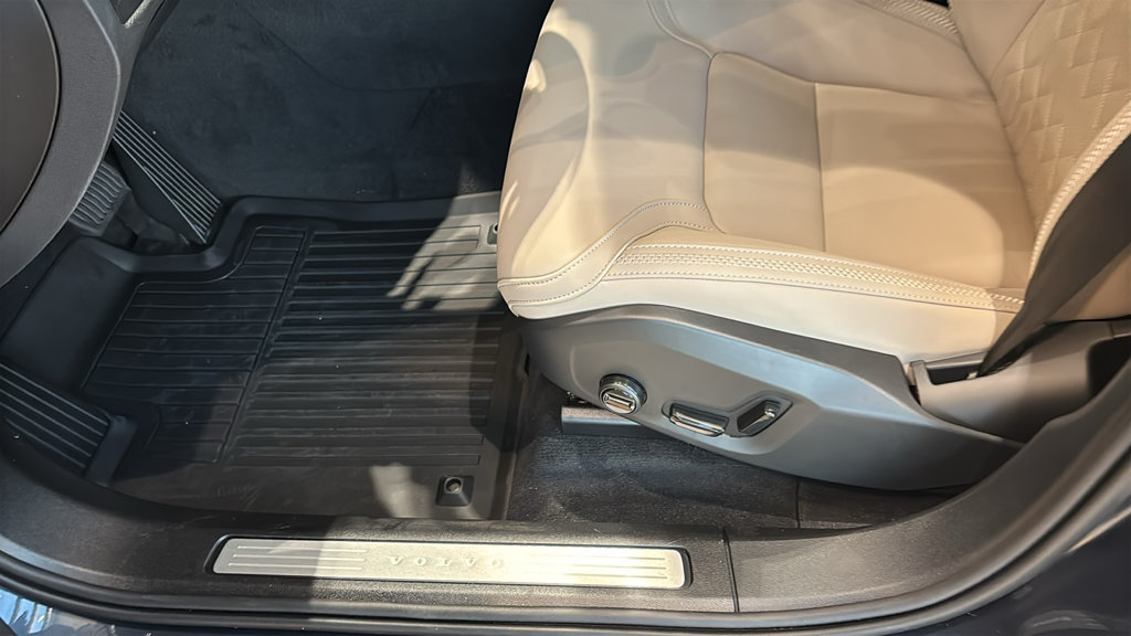 New 2027 Volvo XC60 B5 Plus AWD/4WD image 24
