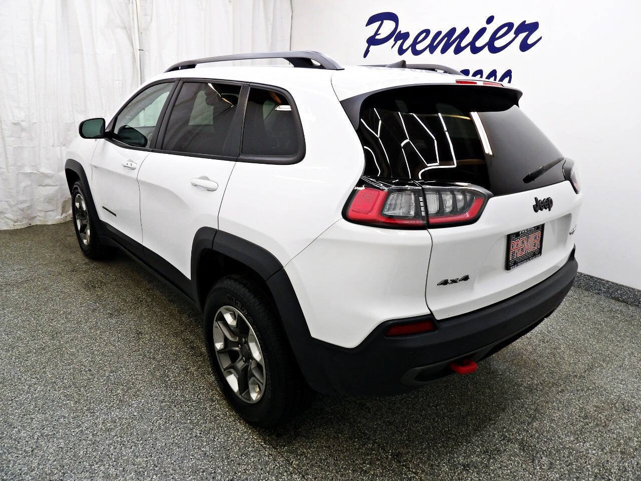 Used 2019 Jeep Cherokee Trailhawk AWD/4WD image 4