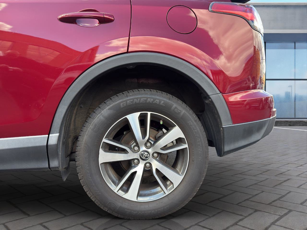Used 2018 Toyota RAV4 XLE FWD image 23