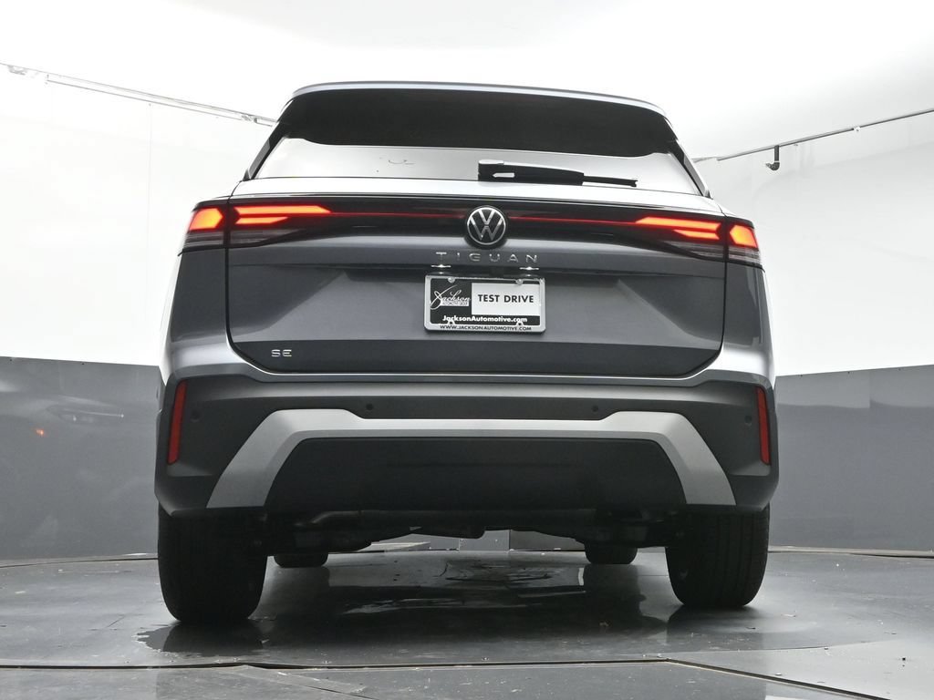 Used 2025 Volkswagen Tiguan SE FWD image 38