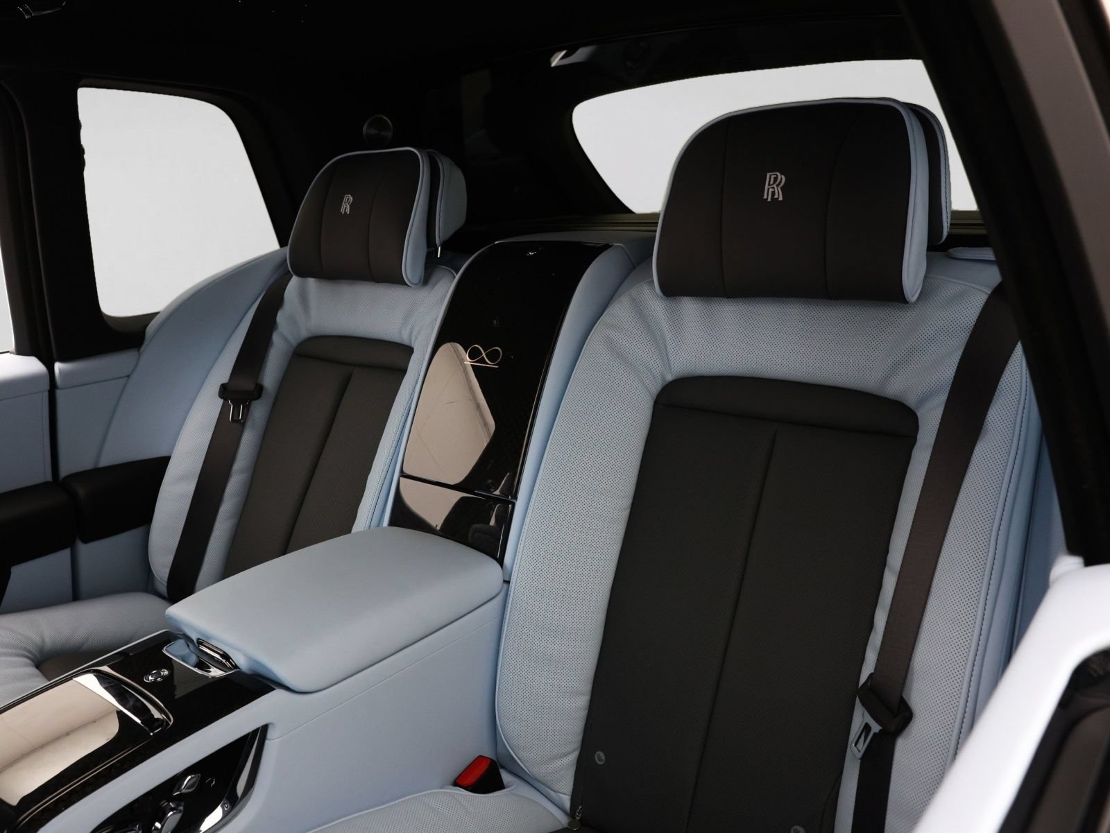 Certified 2025 Rolls-Royce Cullinan Black Badge AWD/4WD image 34