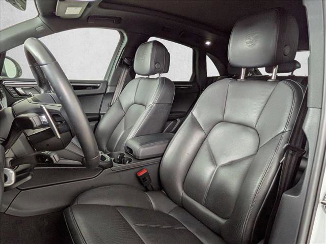 Certified 2025 Porsche Macan Turbo image 5