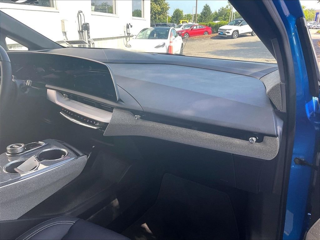 Used 2025 Cadillac Optiq Luxury 2 AWD/4WD image 12