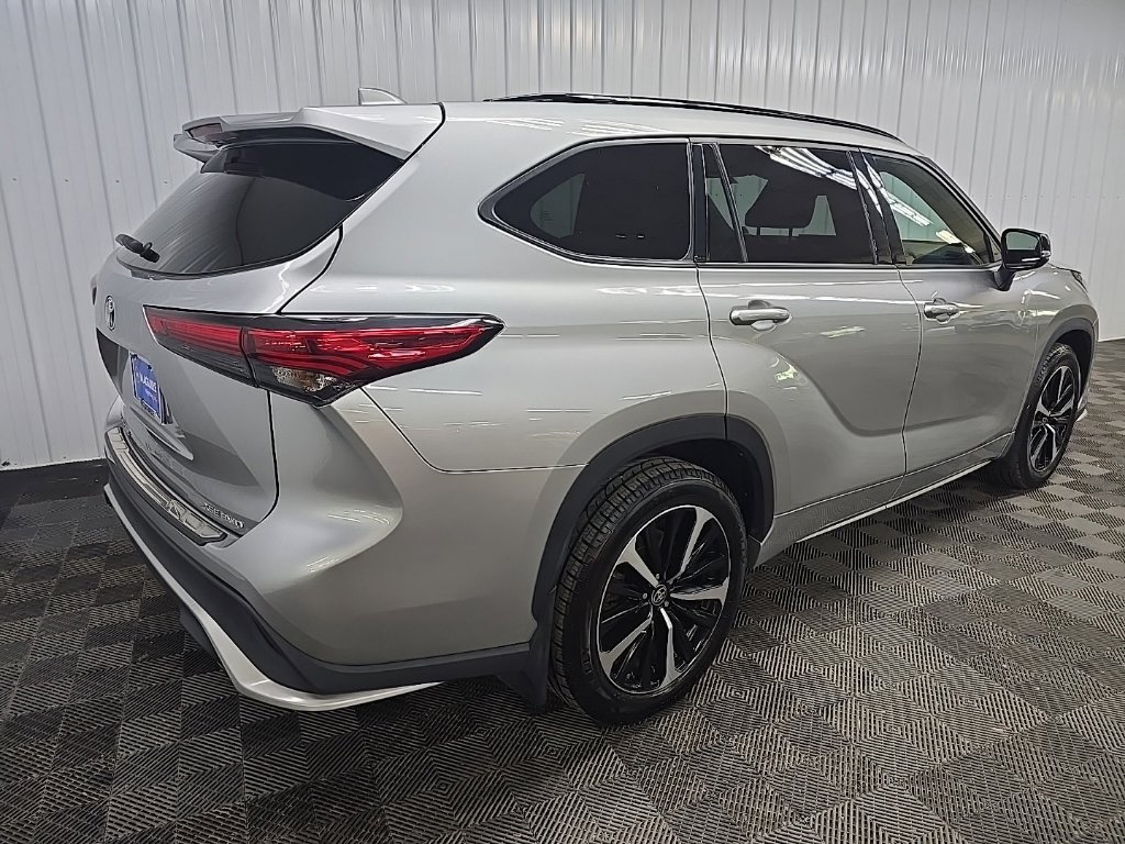 Used 2022 Toyota Highlander XSE AWD/4WD image 10