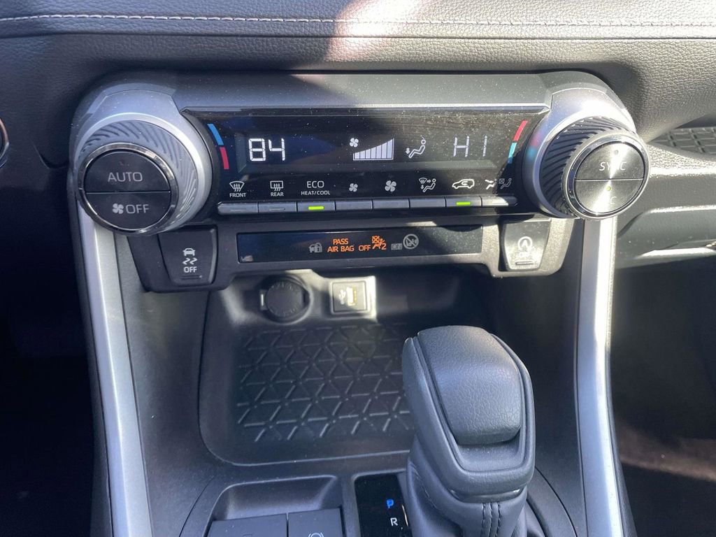 Used 2025 Toyota RAV4 XLE FWD image 42