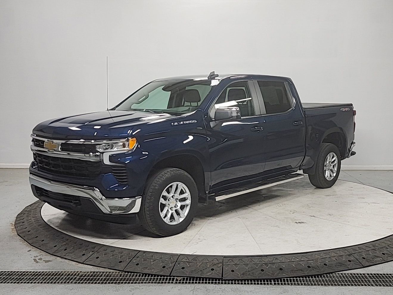 Used 2023 Chevrolet Silverado 1500 LT image 3