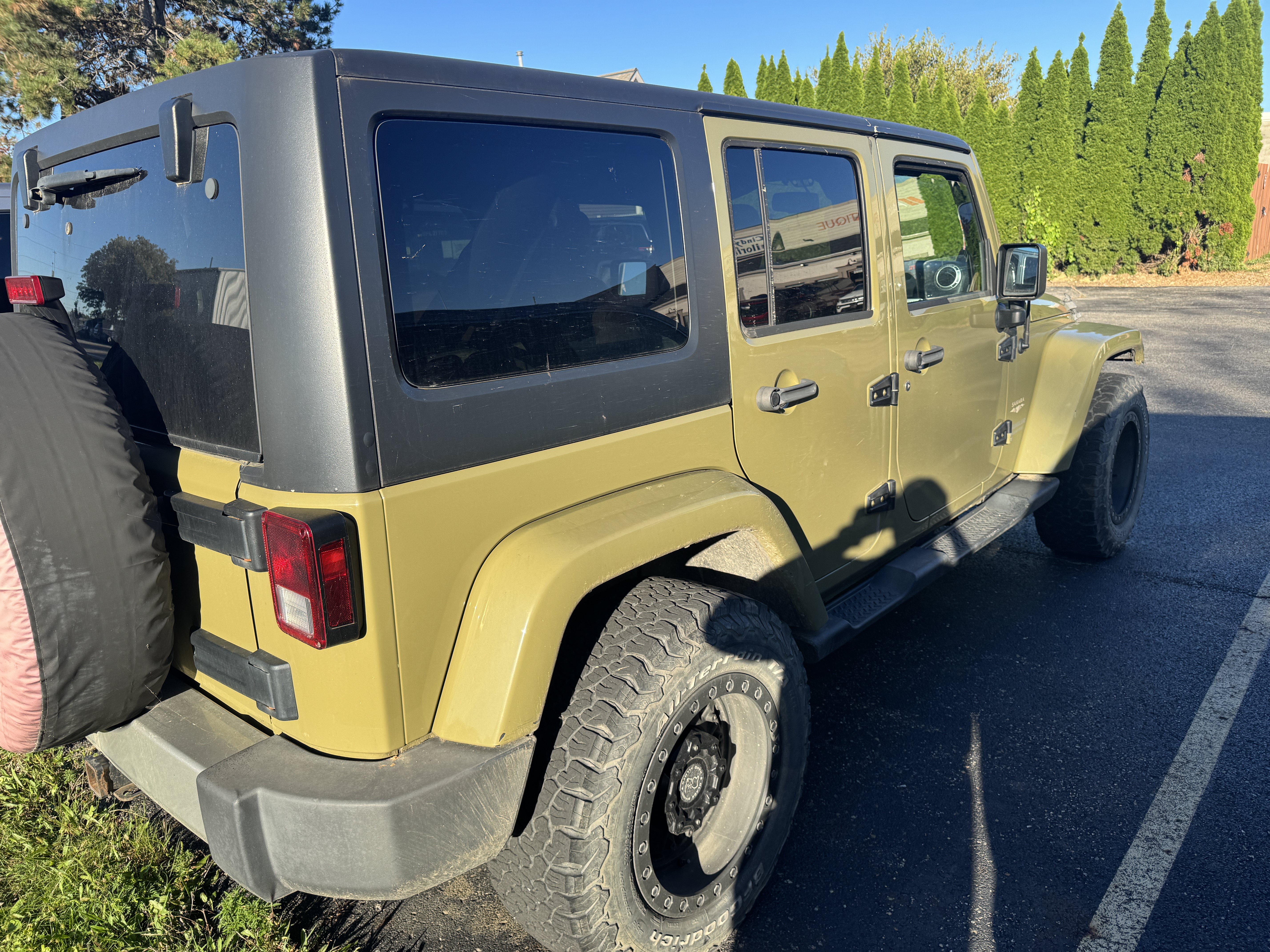 Used 2013 Jeep Wrangler Unlimited Sahara AWD/4WD image 3