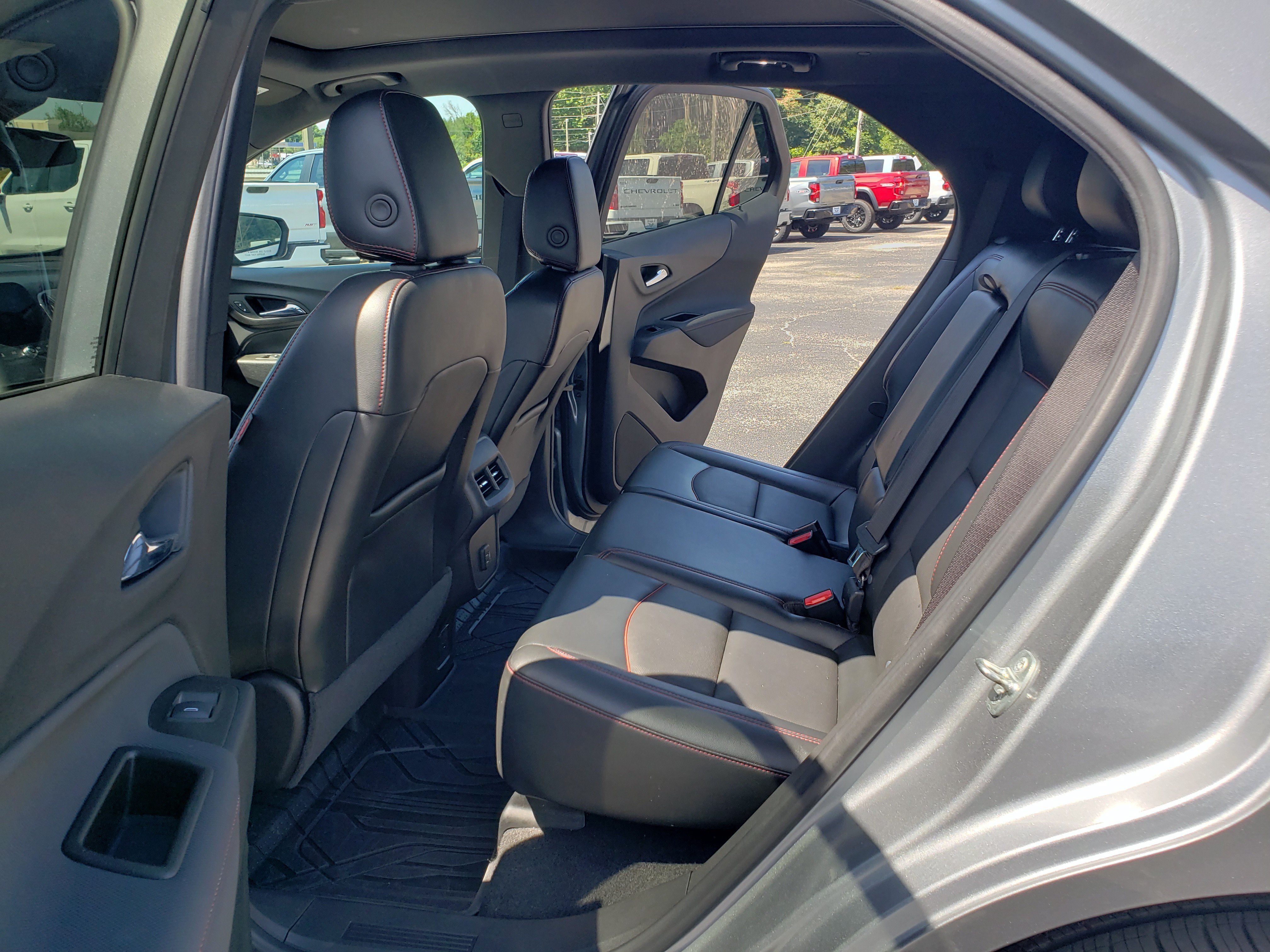 Used 2023 Chevrolet Equinox RS w/ RS Leather Package FWD image 31