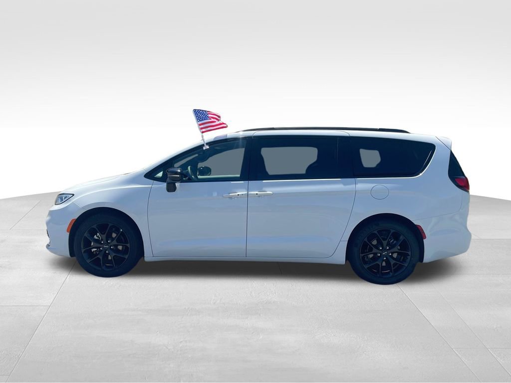 Used 2025 Chrysler Pacifica Limited FWD image 8