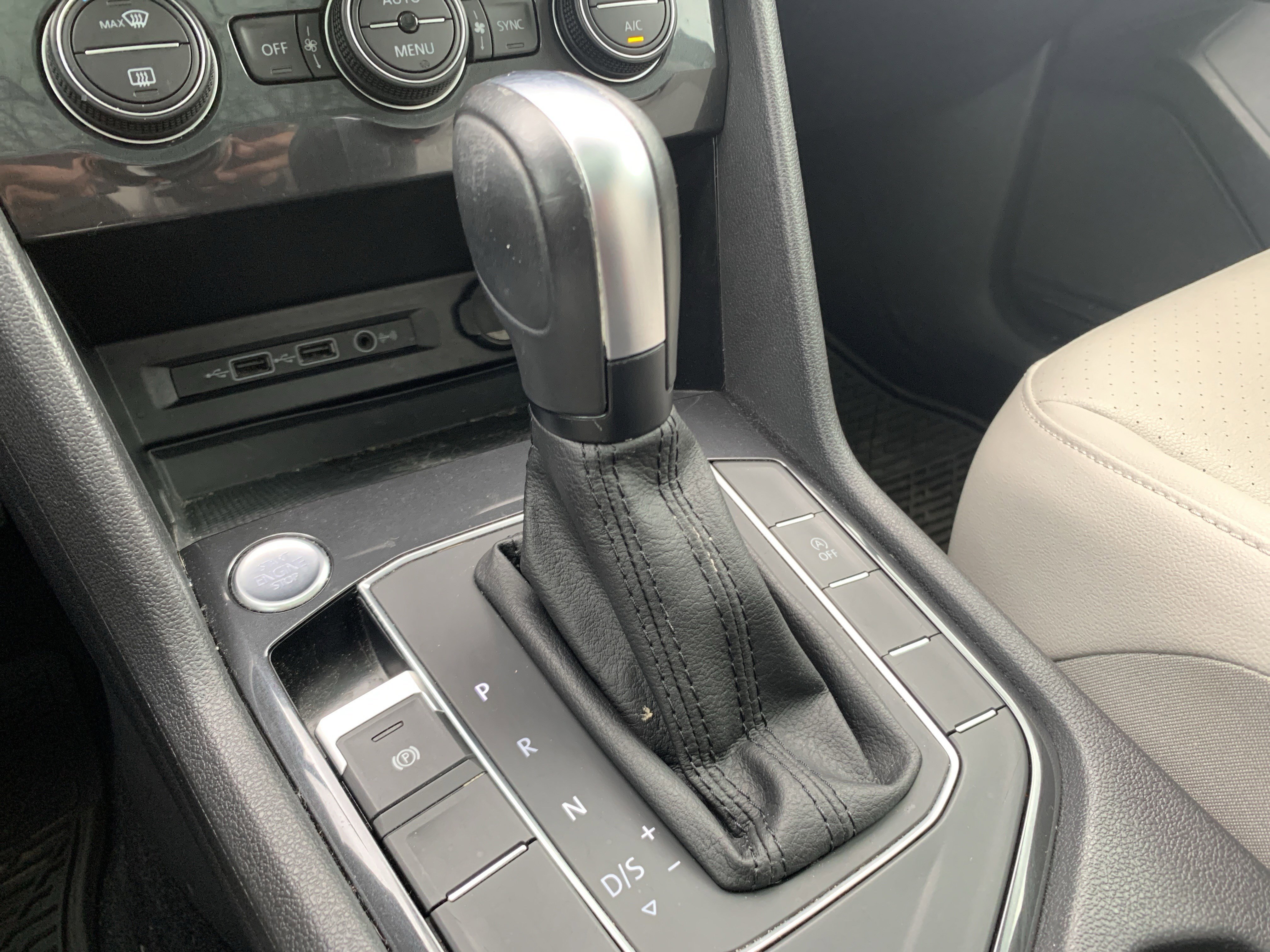 Used 2020 Volkswagen Tiguan SE w/ Panoramic Sunroof Package image 26