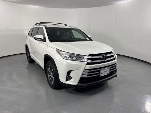 Used 2017 Toyota Highlander XLE image 3